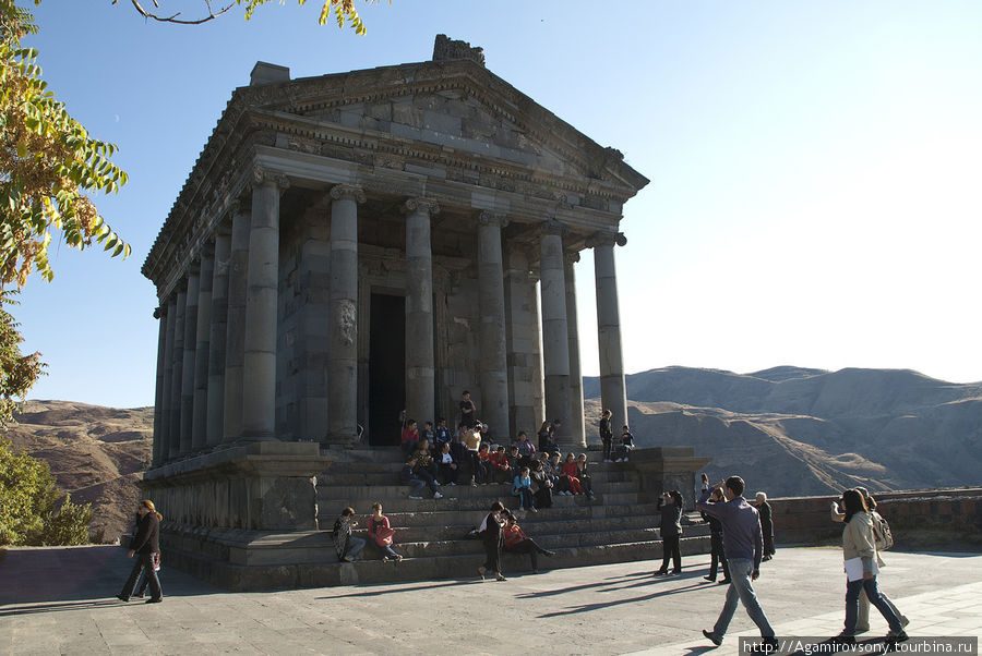 Любимое развлечение армянских туристов — сфотографироваться на ступенях. Почему бы и нет ). Гарни, Армения