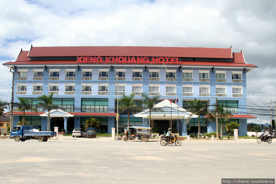 Отель Xeng Khouang в самом центре города Пхонсаван, Лаос
