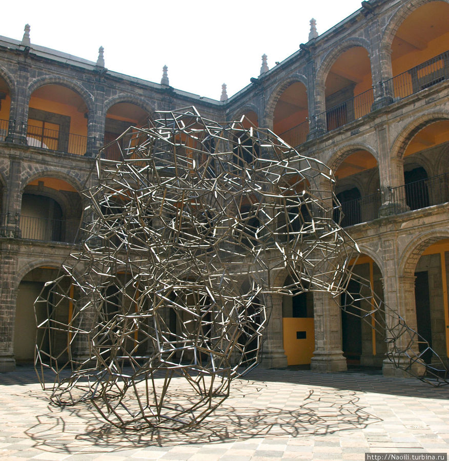 Это чудо — подарок скульптора авангардиста  в 2003 году: говорят что он собрал его здесь из металла бесплатно; а чтобы вынести надо потратить много денег на демонтаж — вот и стоит во втором внутреннем дворике Мехико, Мексика