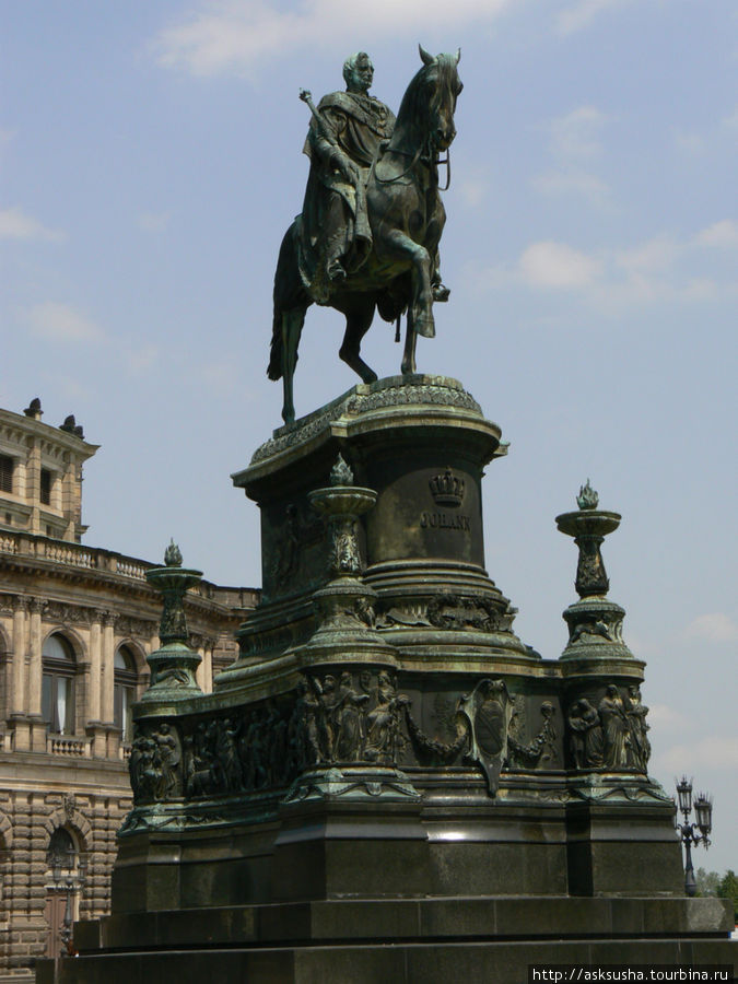 Памятник королю Иоганну перед Дрезденской оперой Дрезден, Германия