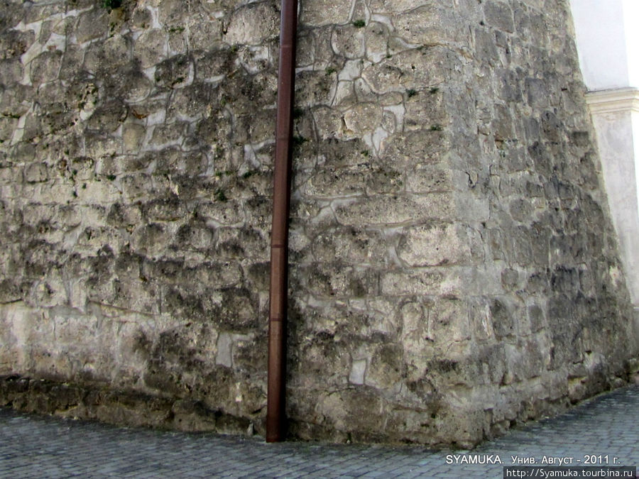 Фрагмент старинной кладки стен. Унив, Украина