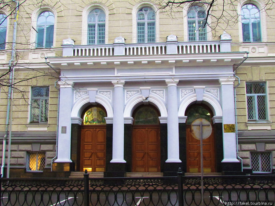 Центральный вход в Государственный банк. Харьков, Украина