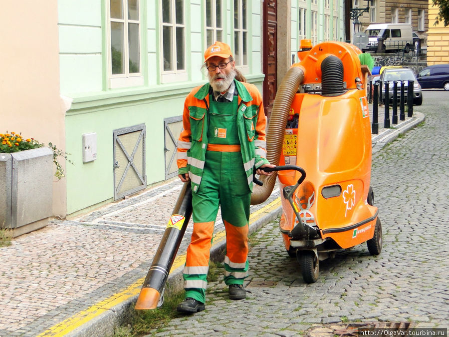 Чистыми городские улицы становятся благодаря людям этой профессии. Судя по всему, это уличный пылесос Прага, Чехия
