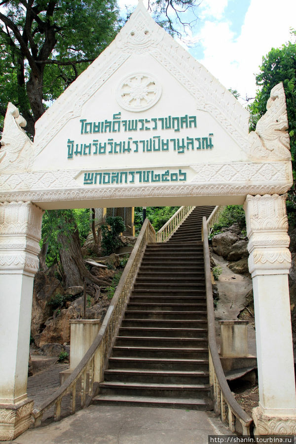 Обезьяний храм на скале Прачуап-Кхири-Кхан, Таиланд