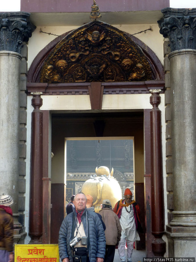 Деопатан. Главные ворота храма Пашупатинатх. Внутри храма — священный бычок Нанди ( транспортное средство бога Шиву ). Катманду, Непал