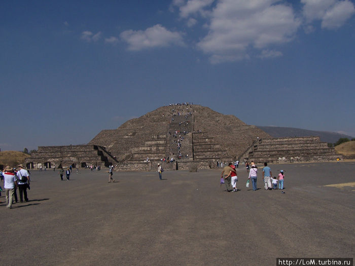 Пирамида Луны и дорога мертвых Теотиуакан пре-испанский город тольтеков, Мексика