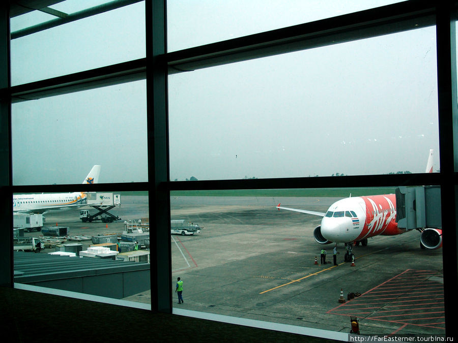 Самолет Air Asia в аэропорту Янгона Янгон, Мьянма