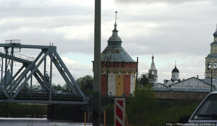 Проехать мимо — сложно: во-первых монастырь видно с дороги; во-вторых надо пересечь железнодорожный переезд и в-третьих слева протекает река Вологда и виден железнодорожный мост. Россия