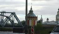 Проехать мимо — сложно: во-первых монастырь видно с дороги; во-вторых надо пересечь железнодорожный переезд и в-третьих слева протекает река Вологда и виден железнодорожный мост.