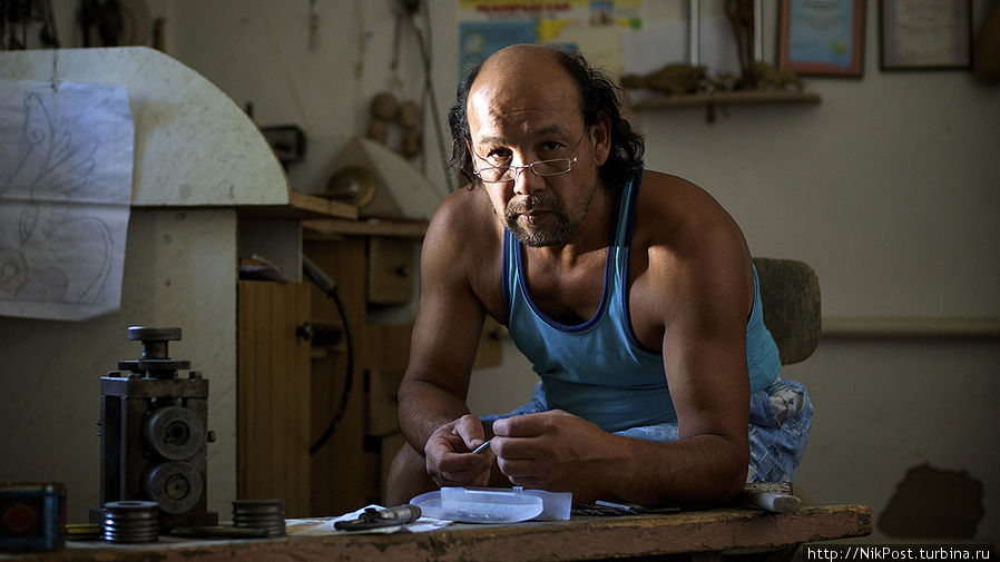 Художник Мурат Жексенбаев из Тараза сохраняет в своем творчестве традиции предков. Тараз, Казахстан