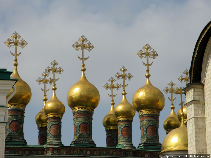Церковь Ризположения, построенная в 1484-1485 годах псковскими мастерами, была домовым храмом русских митрополитов, а позднее — патриархов. Москва, Россия