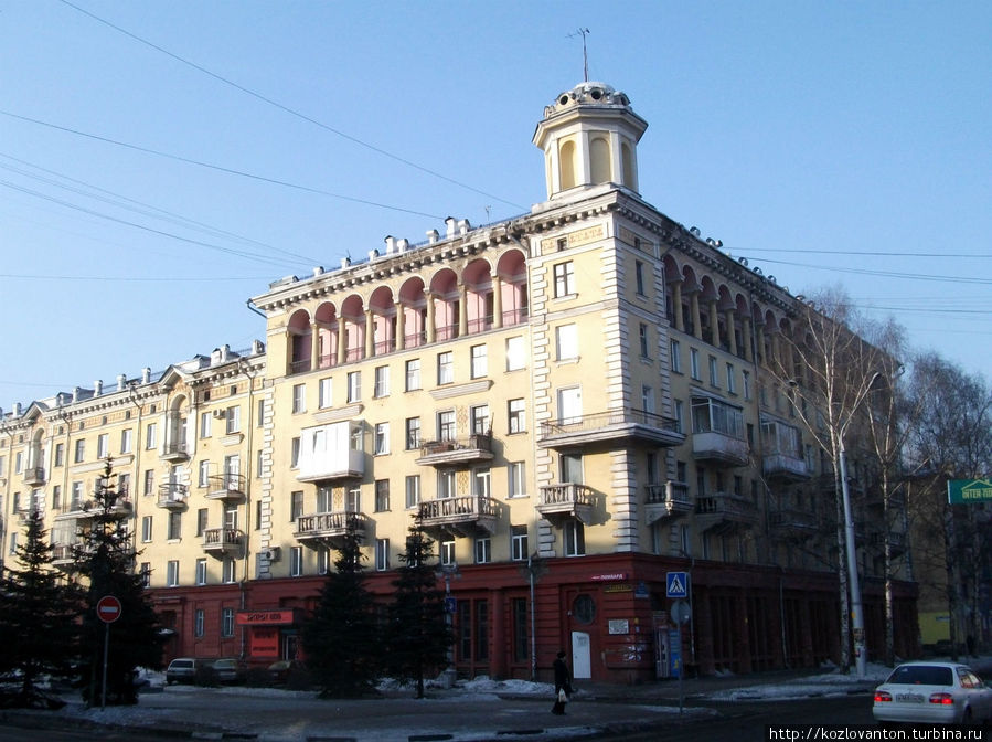 Дом №10 — отреставрированный образец сталинского ампира. Новокузнецк, Россия