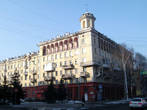 Дом №10 — отреставрированный образец сталинского ампира.