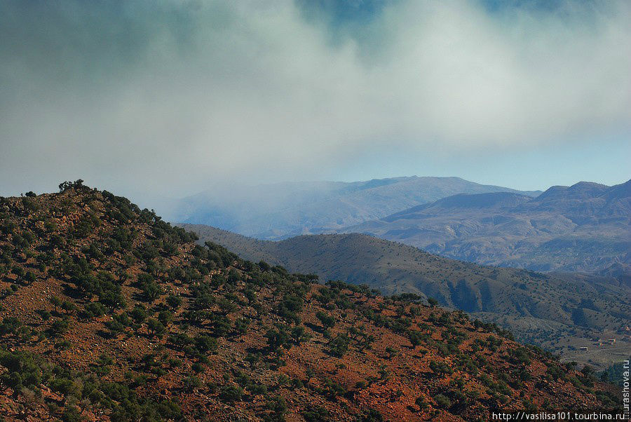 Высокий Атлас и перевал Тизи-н-Тичка, пейзажи за ходу Горный массив Высокий Атлас, Марокко