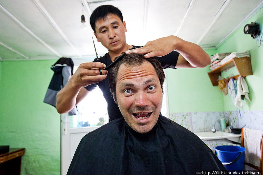 Там же на рынке Иван рискнул (правда, после кружки Бозо) подстричься в местной парикмахерской. Стрижка обошлась в 43 рубля. Киргизия