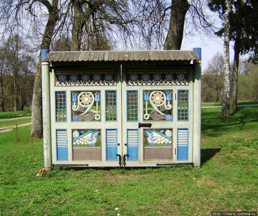 Въездные деревянные ворота во Флёнове, изготовленные по сохранившимся  эскизам художника С.В. Малютина (конец XIX века) в 2005 году
