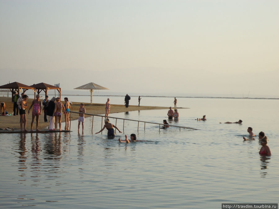 Русские и английские туристы прнимают морские лечебные ванны Эйн-Бокек, Израиль