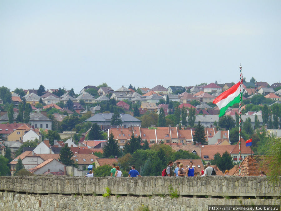Государственный флаг Венгрии реет над городом Эгер, Венгрия