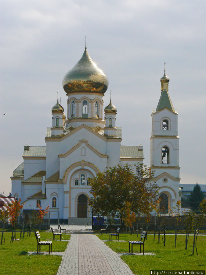 Новый православный храм — гордость жителей Мукачево. Мукачево, Украина