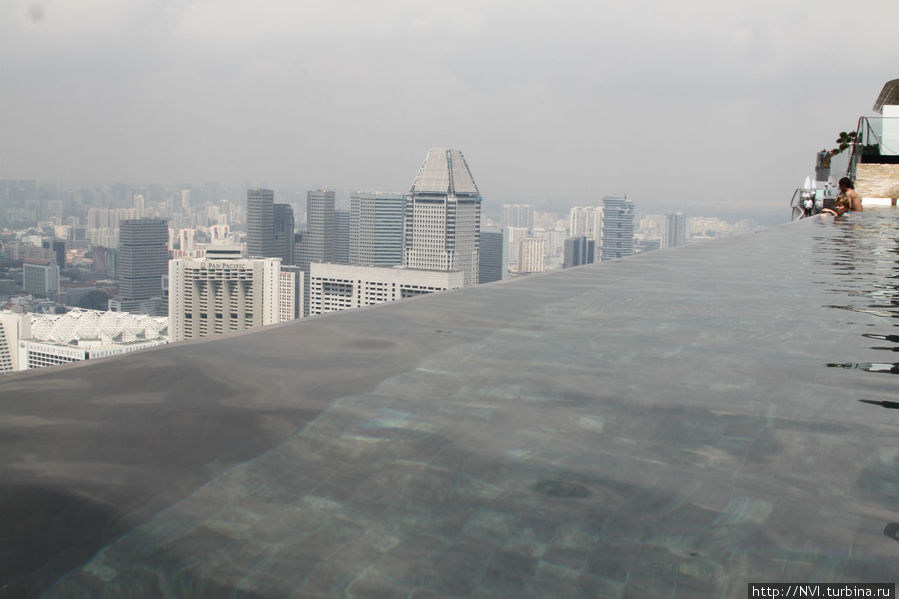 Бассейн устроен так, что с любой обзорной точки на берегу виден только срез, через который на город выливается вода... Сингапур (город-государство)