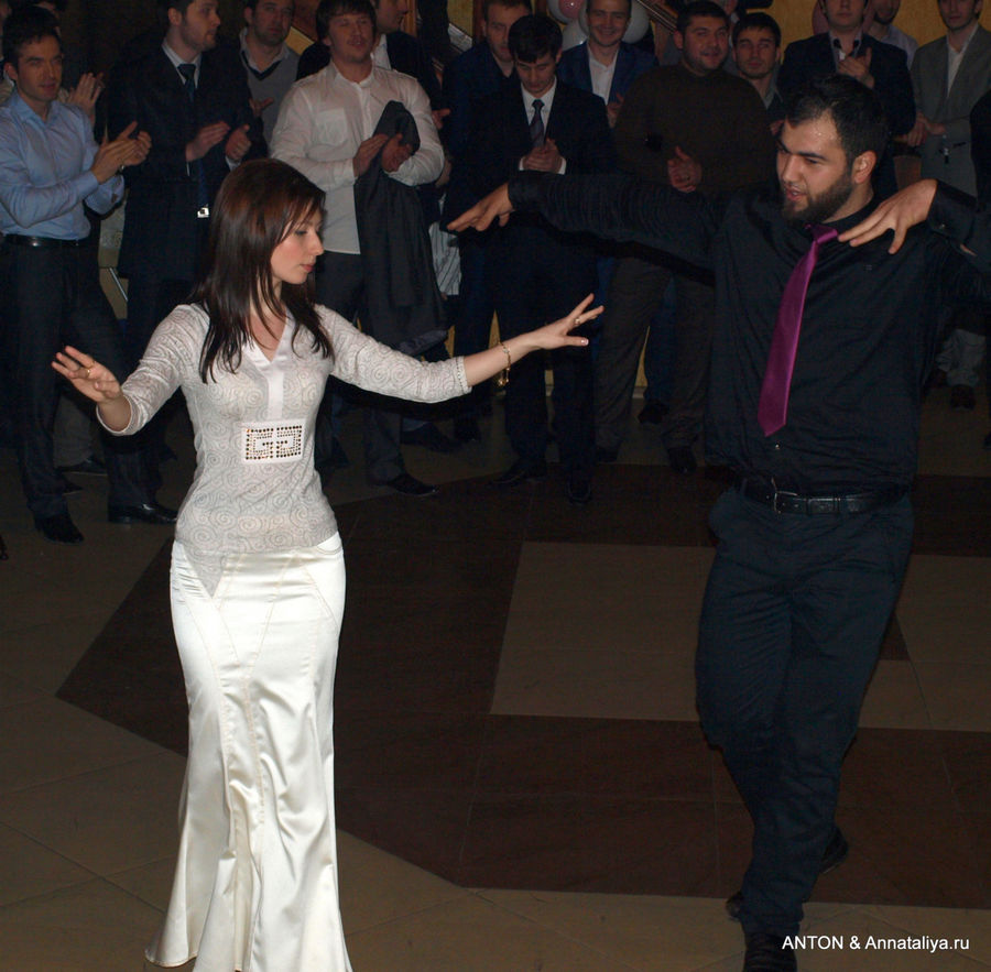 Гости танцуют лезгинку. Москва, Россия