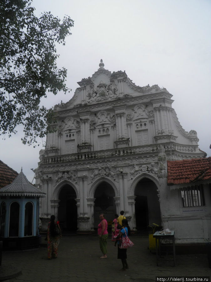 Храм, который, как считают Шри Ланкийцы и остановил цунами. Датируется 19 веком. Бентота, Шри-Ланка