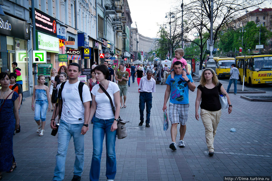 Люди гуляют Киев, Украина