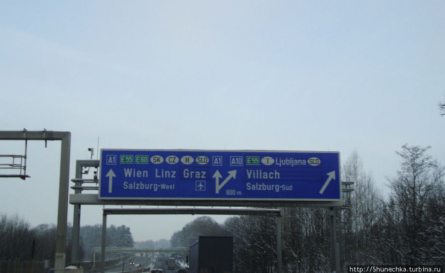 Дорожные указатели в Европе часто изобилуют информацией. Помимо направлений — названий городов, здесь можно увидеть и названия (коды) стран, в которые данная дорога может привести. По этой дороге можно доехать сразу в 6 стран!