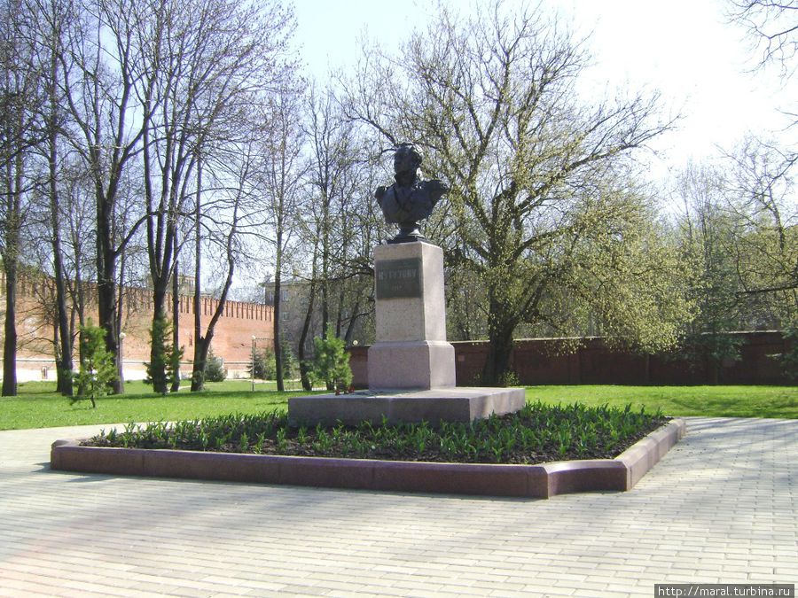 Бронзовый бюст любимого народом полководца (скульптор Мария Страховская) был открыт 26 августа 1912 года в честь юбилея Бородинской битвы Смоленск, Россия