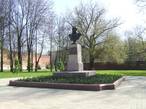 Бронзовый бюст любимого народом полководца (скульптор Мария Страховская) был открыт 26 августа 1912 года в честь юбилея Бородинской битвы