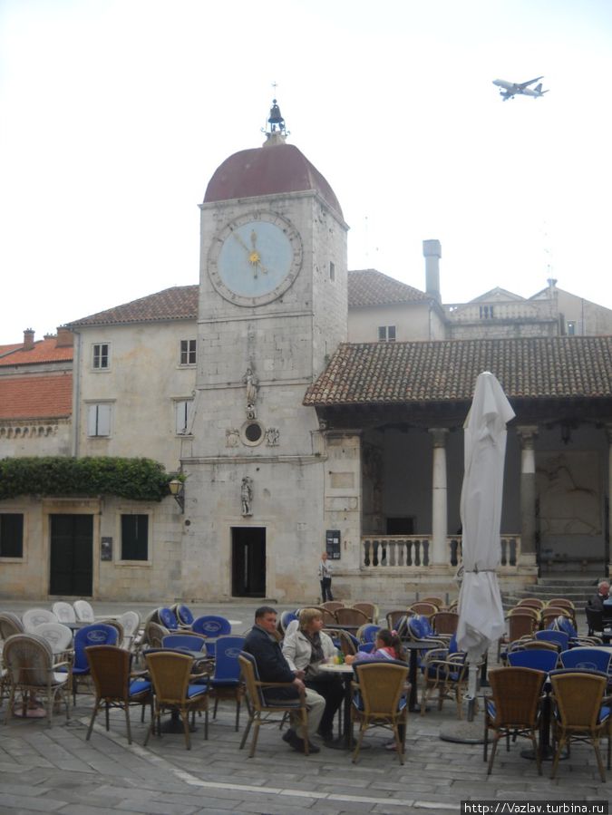 Вид с площади — башня с часами в центре, лоджиа справа