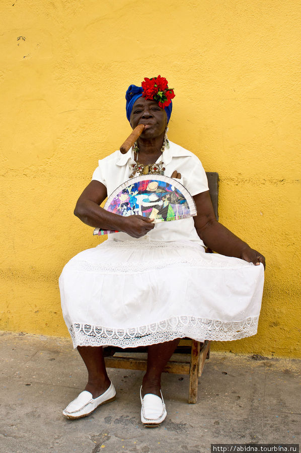 Еще одна бабулька. Каждой по куку — готовьте мелочь для экскурсии! Гавана, Куба