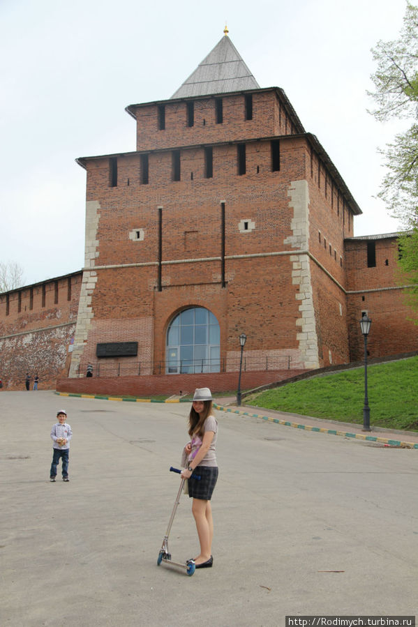 Ивановская башня с модно застекленным входом Нижний Новгород, Россия