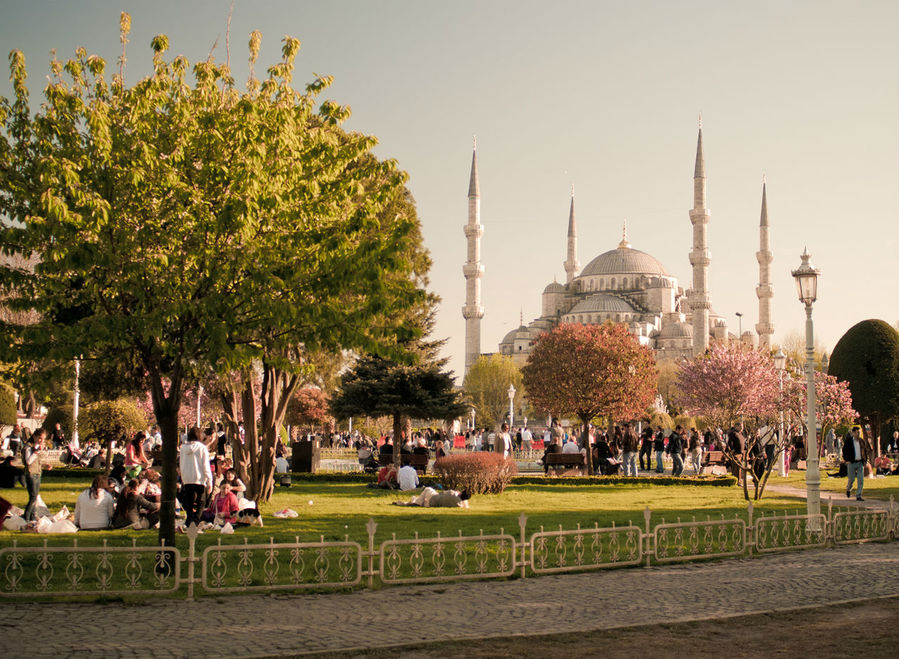 Напротив собора стоит его соперница — мечеть Султанахмет или просто Голубая мечеть. Стамбул, Турция
