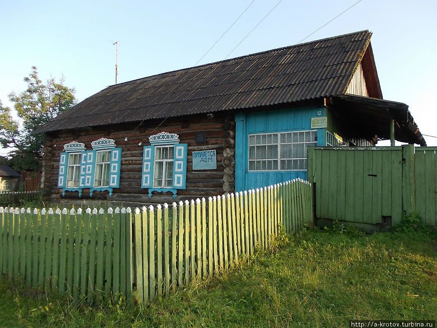 Дом, где жил Высоцкий. На главной улице в 1 км от реки Красноярский край, Россия