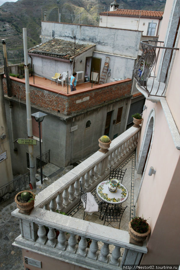Балкон в Кастельмоло. Фотография этого балкона запомнилась еще до поедки на Сицилию. Я его разыскал и вот он перед вами. Сицилия, Италия