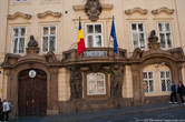 В этом районе расположено много посольств. Вот румынское.