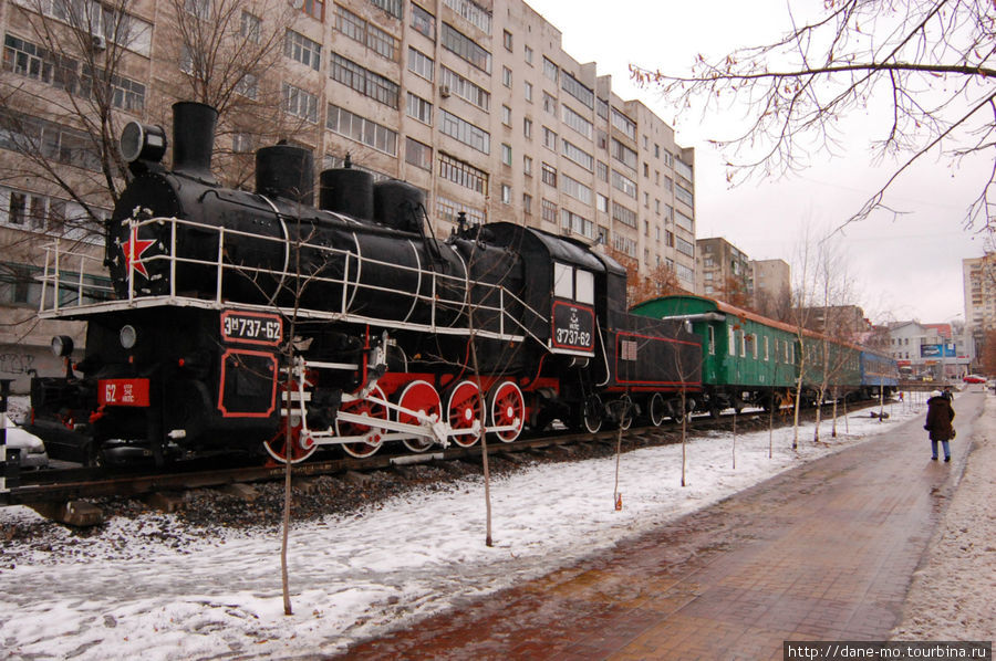 Паровоз с вагонами на Вокзальной улице Белгород, Россия