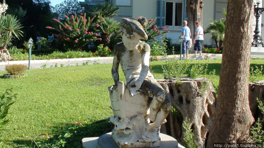 Скульптура  “Будущий моряк” —  мальчик, сидящий на корме разбитого корабля и изучающий атлас. Бенитсес, остров Корфу, Греция