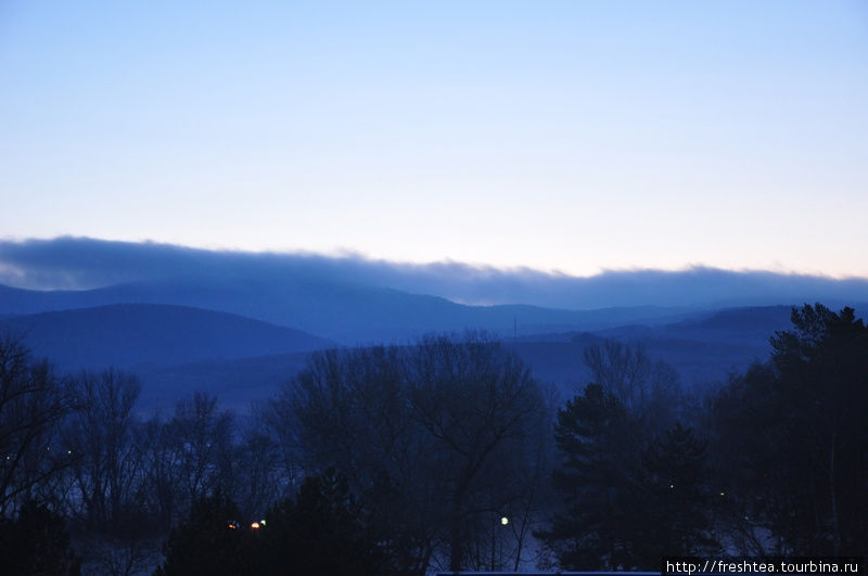 Утро с его  драматично-голубым туманом, заполнившим после ночной прохлады долину Вага  под самый край холмов Поважского Иновца, даже не предвещало тепла . Пьештяны, Словакия