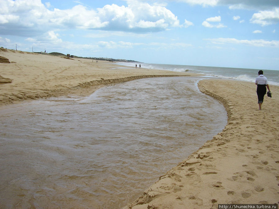 Весной и осенью маленькие ручейки, впадающие в океан, превращаются в бурные реки. Регион Алгарве, Португалия