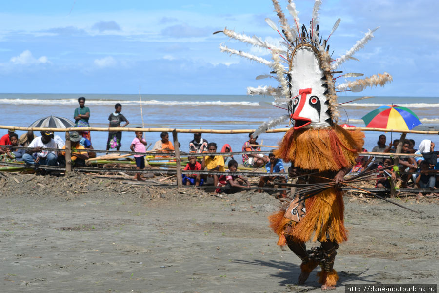 Маска Ауорапо (Auorapo) в исполнении жителей деревни Морои (Moroi Village) Провинция Галф, Папуа-Новая Гвинея