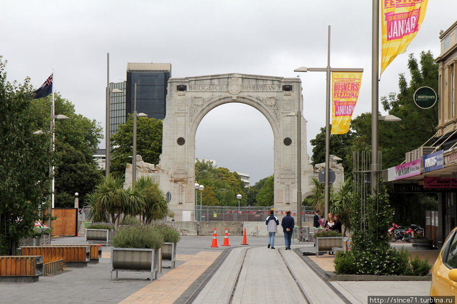 24. Старые ворота вписываются в новый облик города Крайстчерч, Новая Зеландия