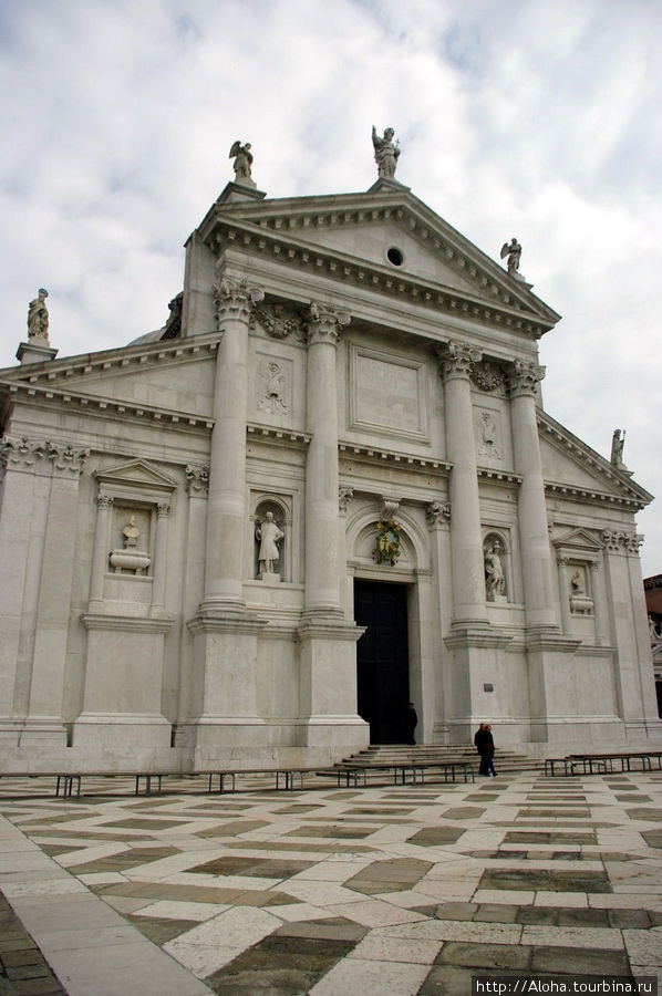 Шахматная площадь перед церковью. Венеция, Италия