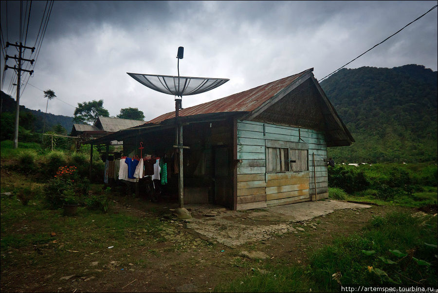 каждая крыша увенчана спутниковой антенной-тарелкой. Берастаги, Индонезия