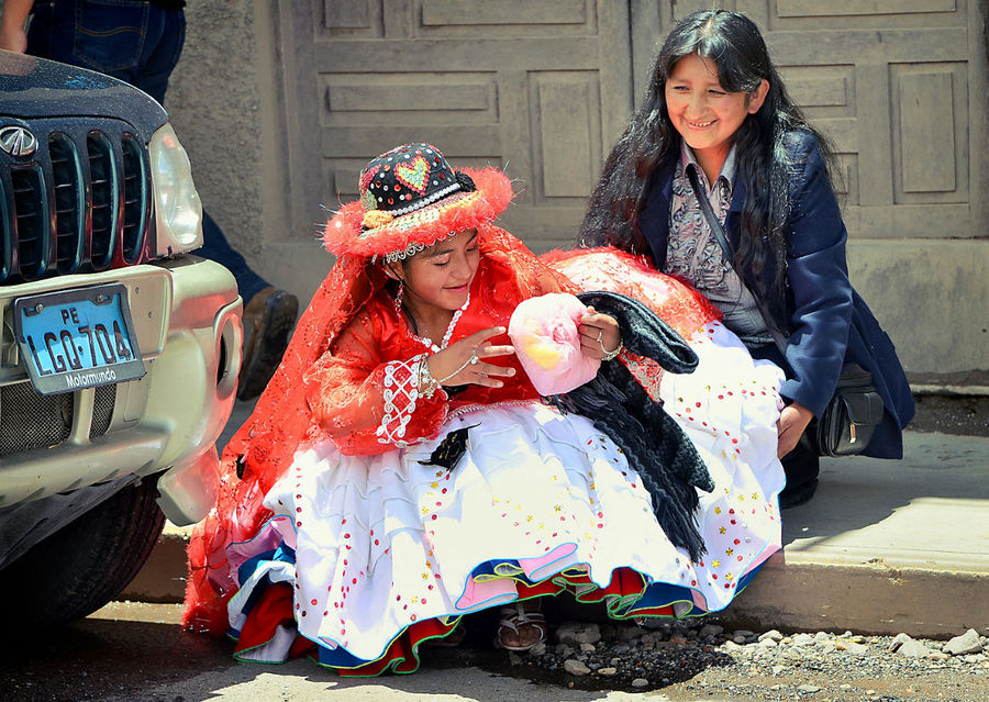 И никто уже не досадует на то, что по городу не проехать-не пройти! Все равно все дела на эти дни давно отменены, а заботы и дела забыты. И люди живут только этим праздником, только этой музыкой и этим танцем, веря в то, что каждый мальчик — отважный рыцарь, а каждая девочка — прекрасная принцесса… Пуно, Перу