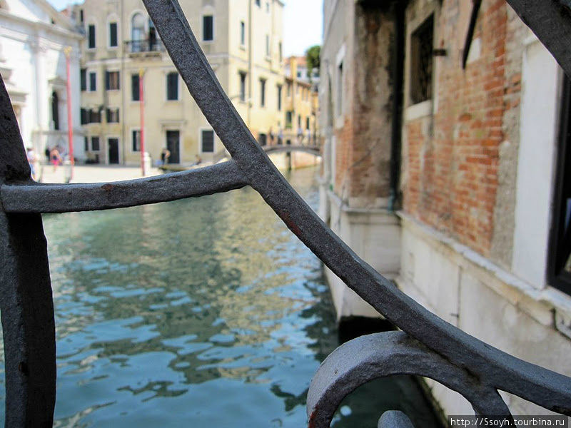 Устав от жары, все же +40 было, сели отдохнуть на мостике. Венеция, Италия