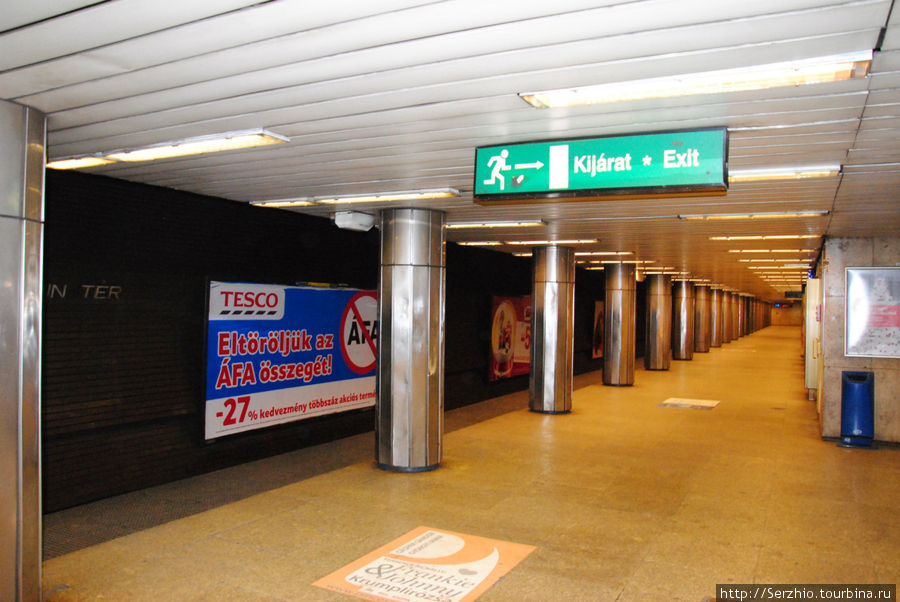 А вот так выглядят станции Синей линии №3. перед рекламой названия станций по пути следования поезда Будапешт, Венгрия
