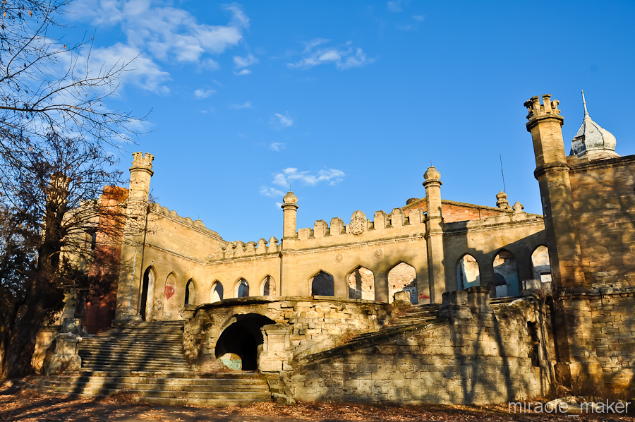 Главный, подъездной вход в замок. Большая терраса с ведущими к ней двумя лестницами. Петровка, Украина