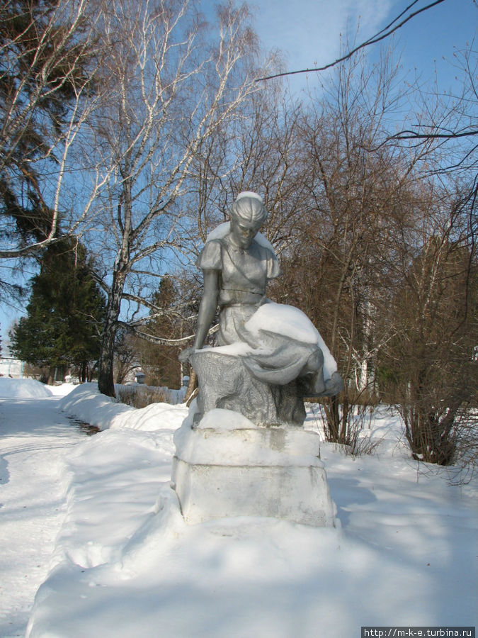 Скульптуры на территории дома отдыха Верхотурье, Россия